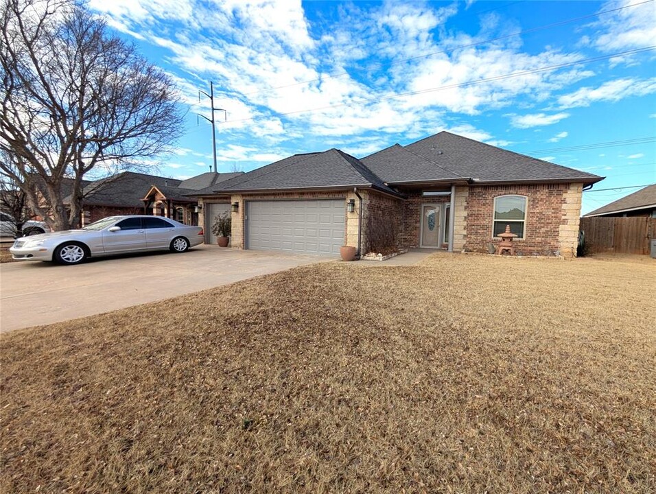 2517 Thomas Dr in Moore, OK - Building Photo