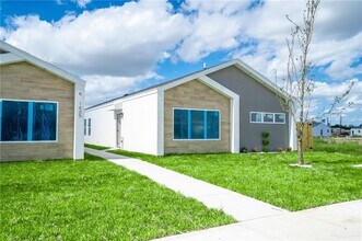 1405 E Hibiscus Ave-Unit -2 in McAllen, TX - Building Photo - Building Photo