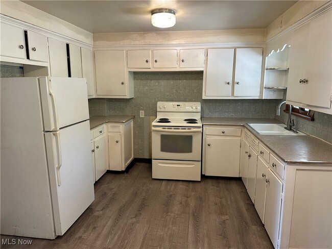 28 W Boston Ave in Youngstown, OH - Foto de edificio - Building Photo