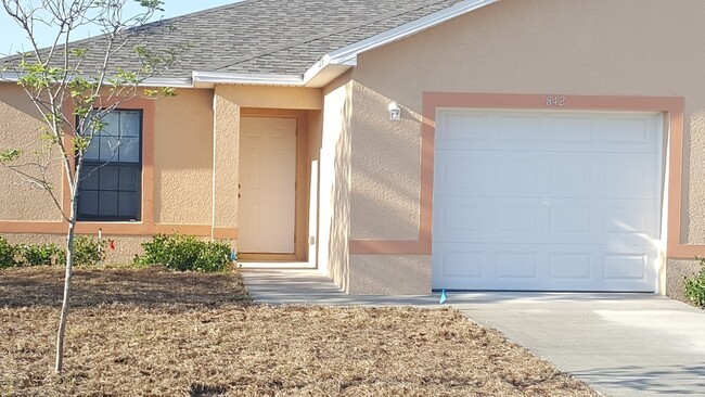 842 SW 39th Terrace in Cape Coral, FL - Foto de edificio - Building Photo