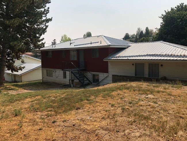 220 NW Larry St in Pullman, WA - Foto de edificio - Building Photo
