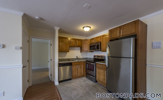 2 Westgate Dr in Woburn, MA - Building Photo - Building Photo