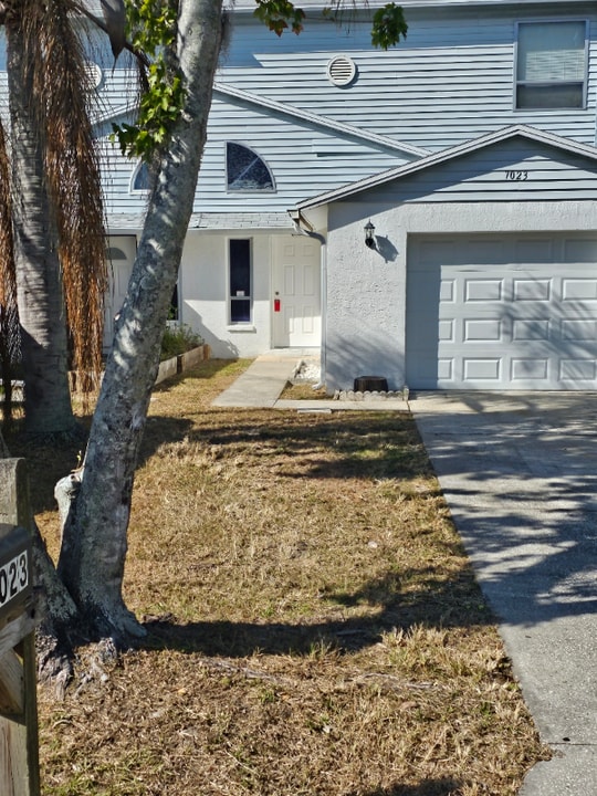 7023 Oakwood Dr in New Port Richey, FL - Building Photo