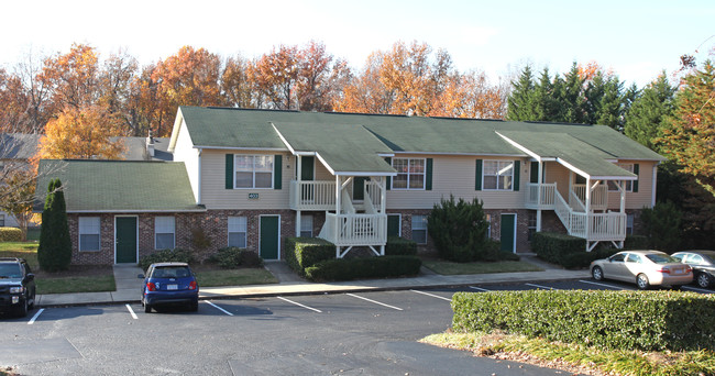 Avery Square in Greensboro, NC - Foto de edificio - Building Photo