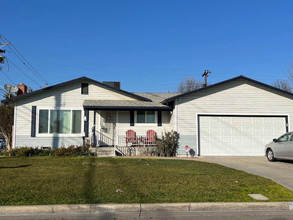 1001 Winter St in Kingsburg, CA - Building Photo