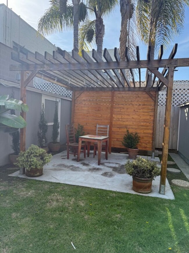 2711 E 4th St in Long Beach, CA - Foto de edificio - Building Photo