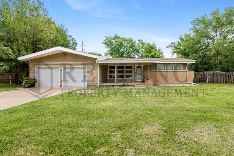 614 N Brownthrush Ln in Wichita, KS - Building Photo