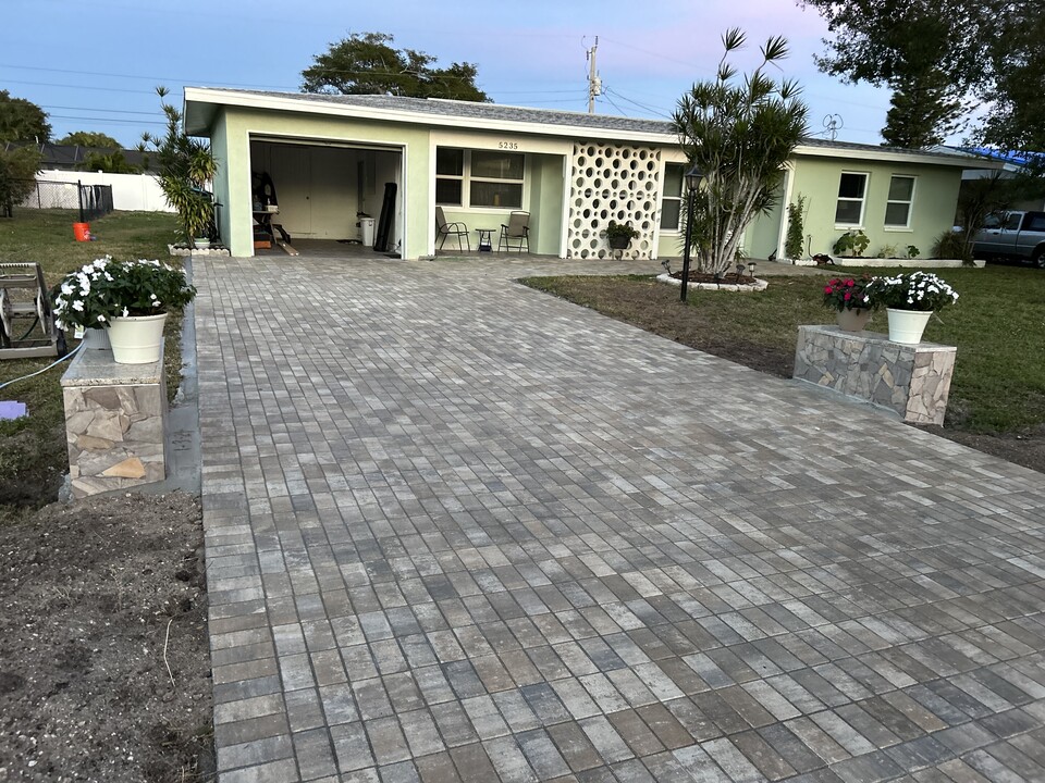 5235 Tower Dr in Cape Coral, FL - Foto de edificio