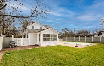 25 Halsey St in Southampton, NY - Building Photo - Building Photo