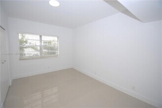 1559 Meridian Ave in Miami Beach, FL - Building Photo - Building Photo