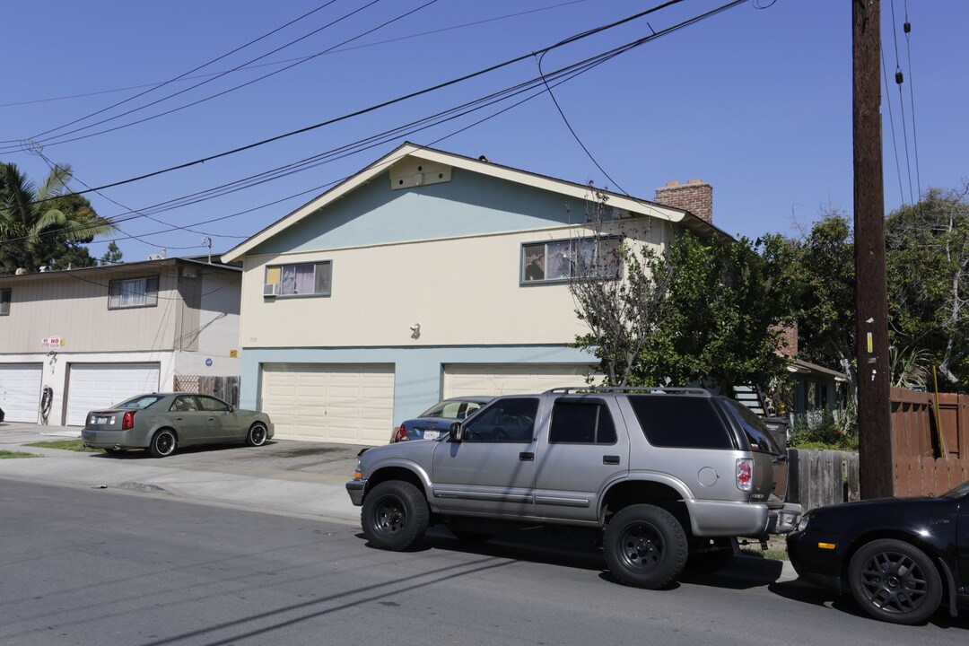 7711 Fir Dr in Huntington Beach, CA - Foto de edificio