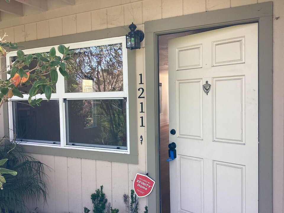 1211 Andrew Ln in Santa Cruz, CA - Foto de edificio