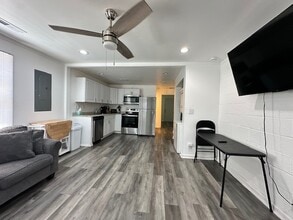 1004 Grace St, Unit A in High Point, NC - Foto de edificio - Building Photo