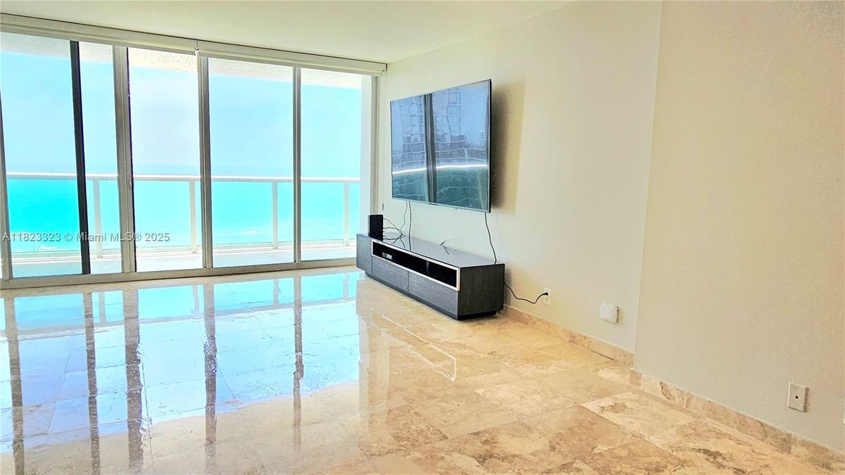 100 Bayview Dr in Sunny Isles Beach, FL - Building Photo