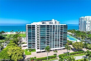 4031 Gulf Shore Blvd N in Naples, FL - Building Photo