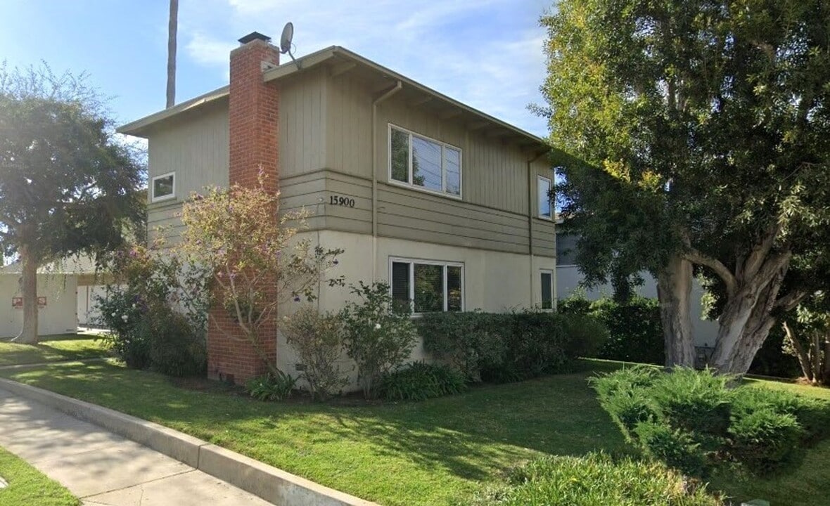 15900 Sunset in Pacific Palisades, CA - Building Photo