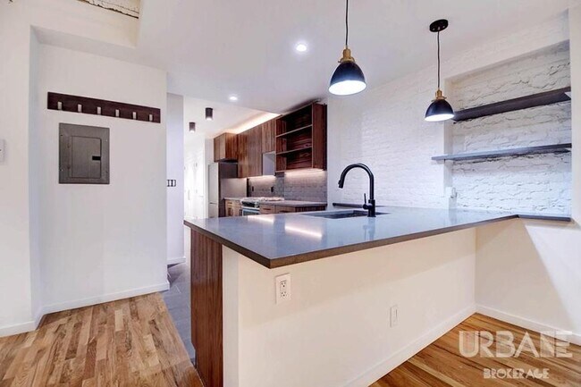 84 E 10th St in New York, NY - Building Photo - Building Photo