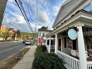 537 Main St in New Hartford, CT - Foto de edificio - Building Photo