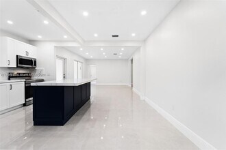 555 SW 51st Ave in Coral Gables, FL - Building Photo - Building Photo