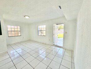 1278 NW 44th St in Miami, FL - Foto de edificio - Building Photo