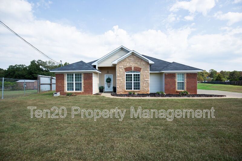 10 Bon Acre Rd in Fort Mitchell, AL - Building Photo