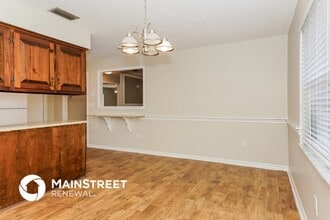 1325 N Circle Dr in DeLand, FL - Foto de edificio - Building Photo