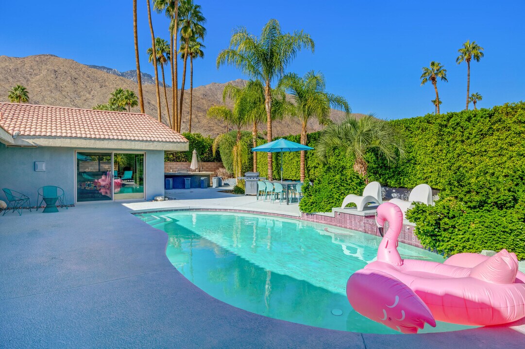 690 E Sierra Way in Palm Springs, CA - Building Photo