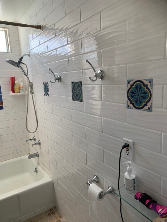 338 Eucalyptus Ave, Unit B in Avalon, CA - Building Photo