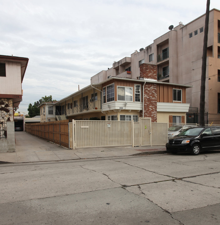 1218 N Mansfield Ave in Los Angeles, CA - Building Photo