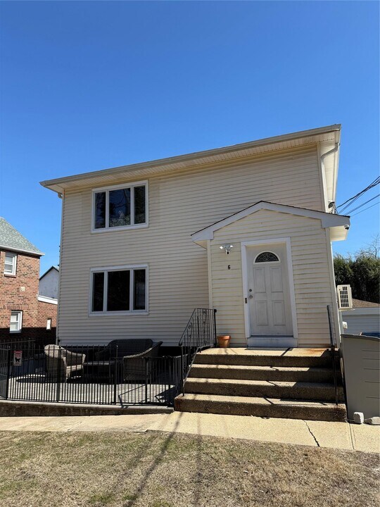 6 Lake Ave in Oyster Bay, NY - Building Photo