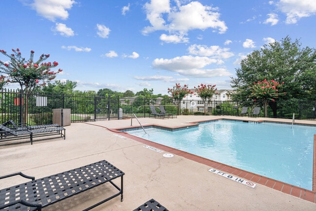 St. Augustine Estate Apartments in Dallas, TX - Foto de edificio - Building Photo