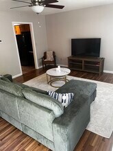 1026 N Jefferson St, Unit 1026 unit B in Lincoln, IL - Building Photo - Building Photo