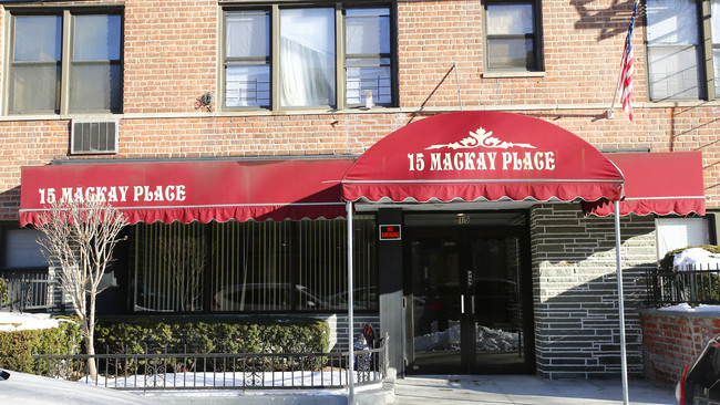 15 Mackay Pl in Brooklyn, NY - Foto de edificio - Building Photo