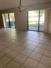 5345 Gate Lake Rd in Tamarac, FL - Foto de edificio - Building Photo