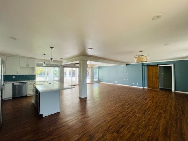 5596 Kalaniana?ole Hwy in Honolulu, HI - Building Photo - Building Photo