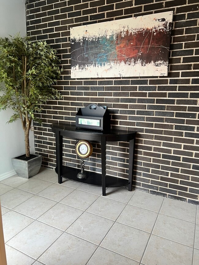 3909 Howard St, Unit 101 in Skokie, IL - Building Photo - Building Photo