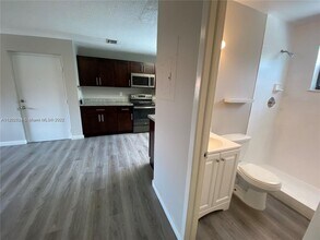2710 W 60th Pl-Unit -205 in Hialeah, FL - Building Photo - Building Photo