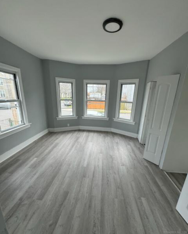 655 Maple St in Bridgeport, CT - Foto de edificio - Building Photo