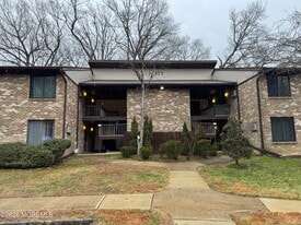 171 Amberly Dr in Englishtown, NJ - Building Photo