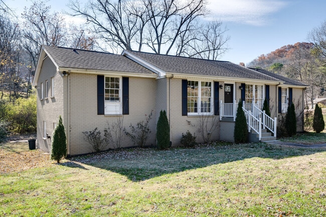 7635 Charlotte Pike in Nashville, TN - Building Photo - Building Photo