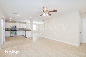 5717 Old Colony Dr in Las Vegas, NV - Foto de edificio - Building Photo