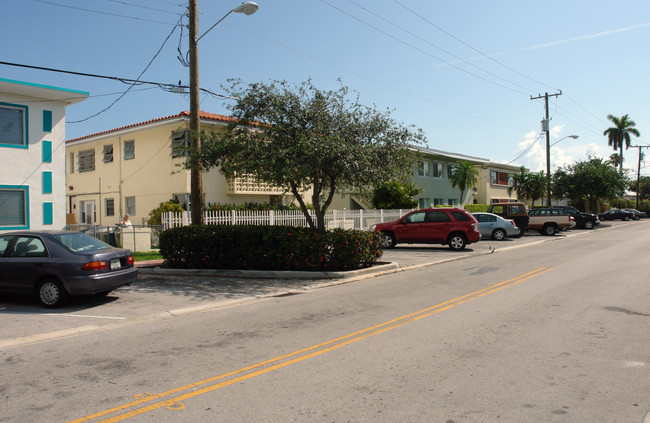 2045 Calais Dr in Miami Beach, FL - Foto de edificio - Building Photo