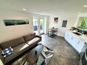 110 Erie Ave, Unit B in Seattle, WA - Foto de edificio - Building Photo