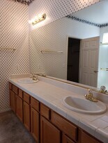 699 Woodridge Ct in Lemoore, CA - Building Photo