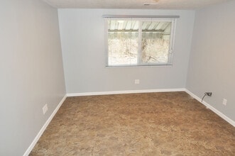 1117 Trenton Ave in Uhrichsville, OH - Foto de edificio - Building Photo