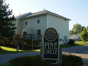 Pine Circle Townhomes in Grand Rapids, MI - Foto de edificio - Building Photo