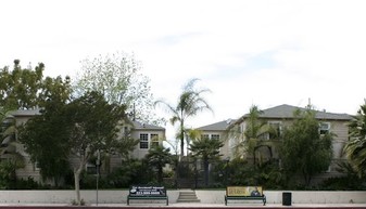 5005-5011 Laurel Canyon Blvd Apartamentos