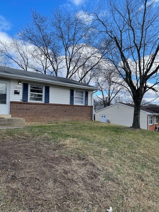 13205 Hampshire Ct in Woodbridge, VA - Building Photo