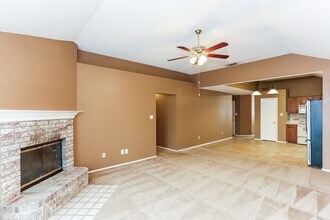 7014 Snowivy Ct, Unit 312 in Arlington, TX - Foto de edificio - Building Photo