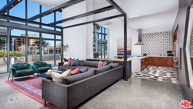 732 S Spring St in Los Angeles, CA - Building Photo - Building Photo